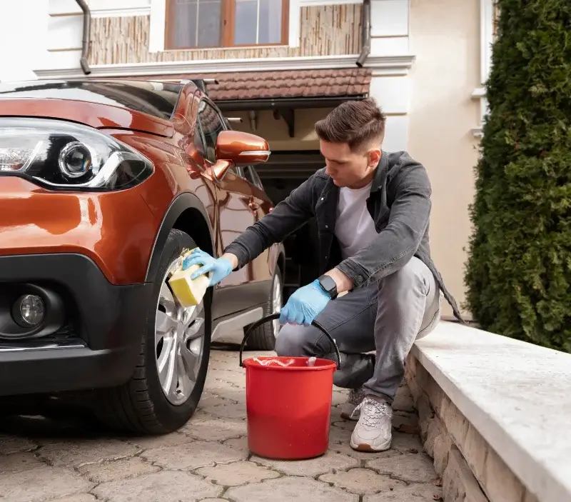 Lavage auto à domicile Saint-Bonnet-lès-Allier : professionnel intervenant sur un véhicule